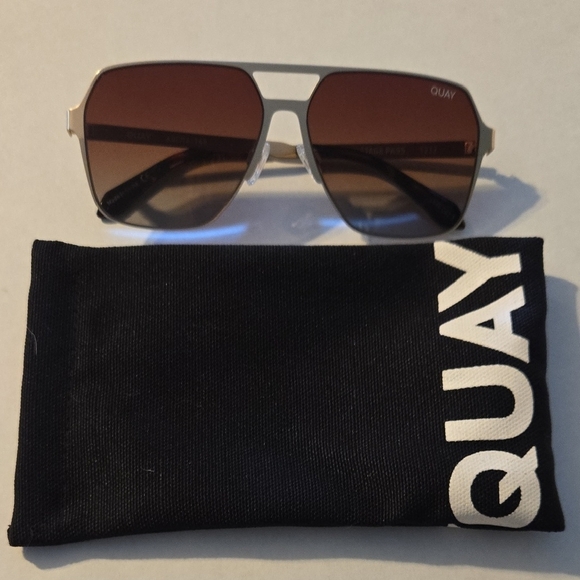 Quay Backstage Pass Sunglasses - Picture 1 of 6